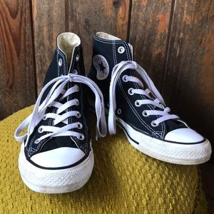 Converse hi-tops size 8.